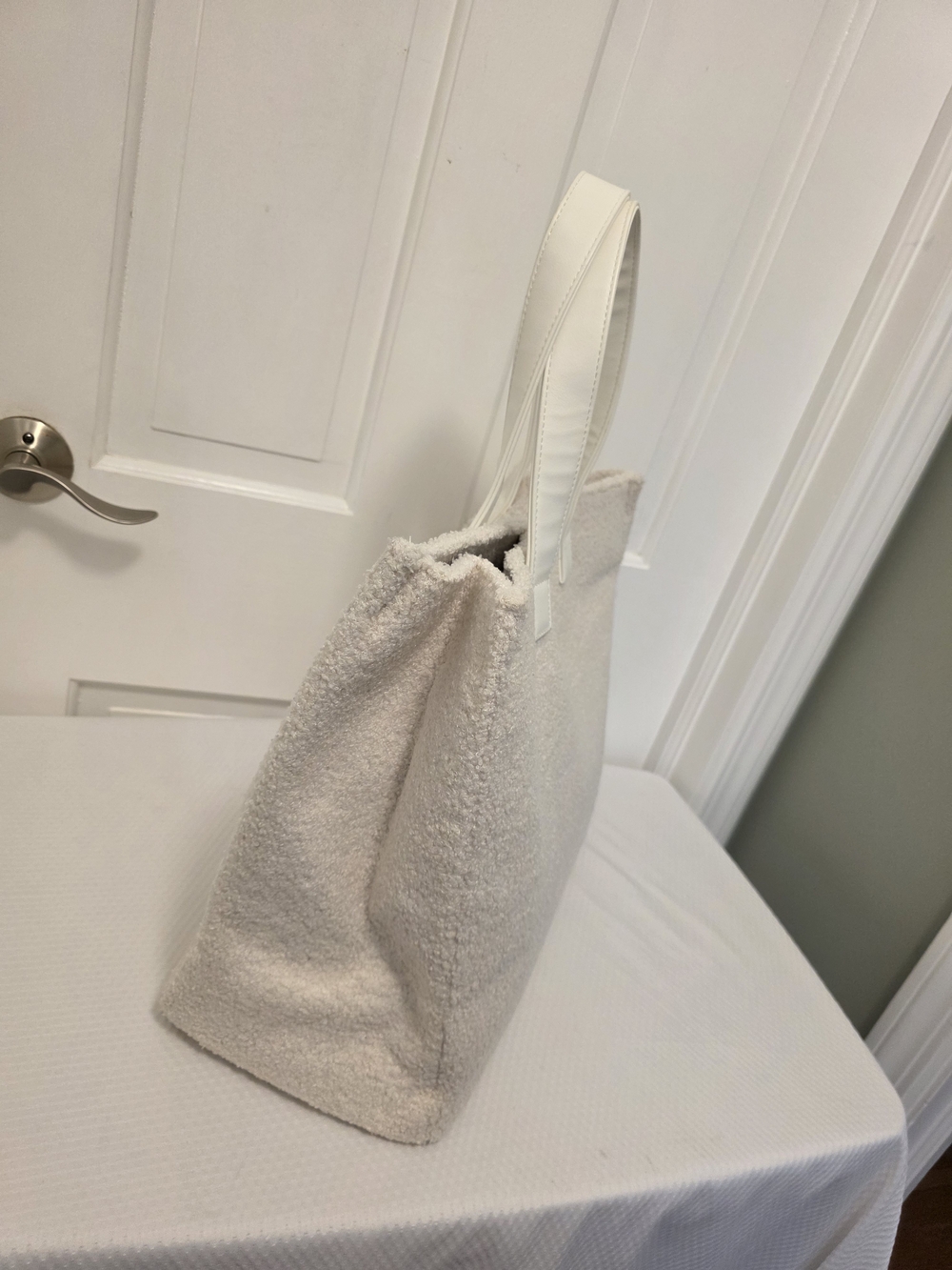 BTB Los Angeles Cream Heart-Pearl Large Tote Bag, Plush Sherpa Material - Picture 7 of 14